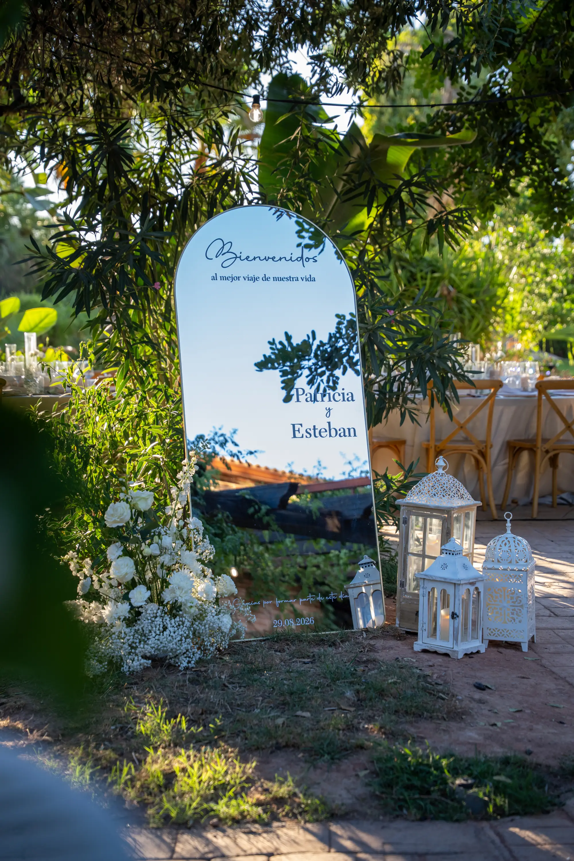 Detalle de anillos y ramo de novia en una boda en Masía del Olivar