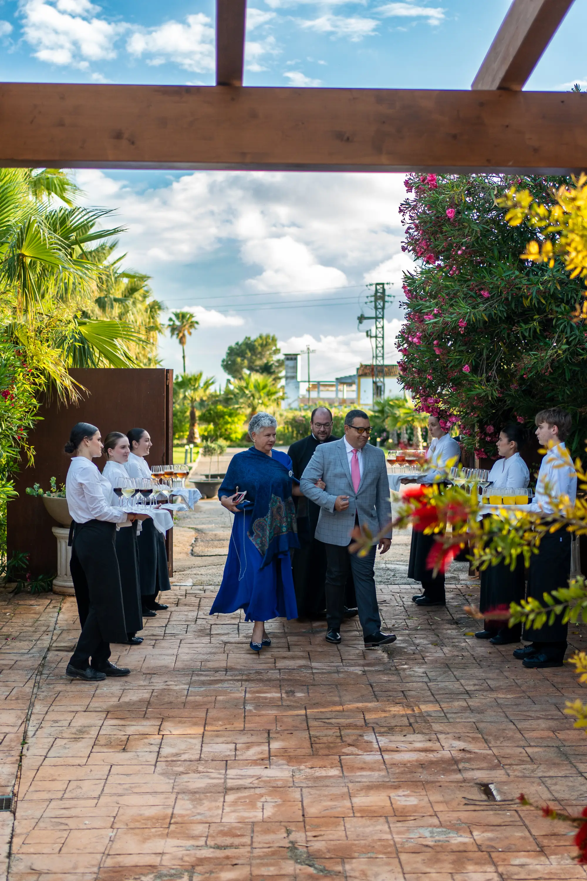 Bienvenida de bebidas en el cóctel del Jardín Olivar